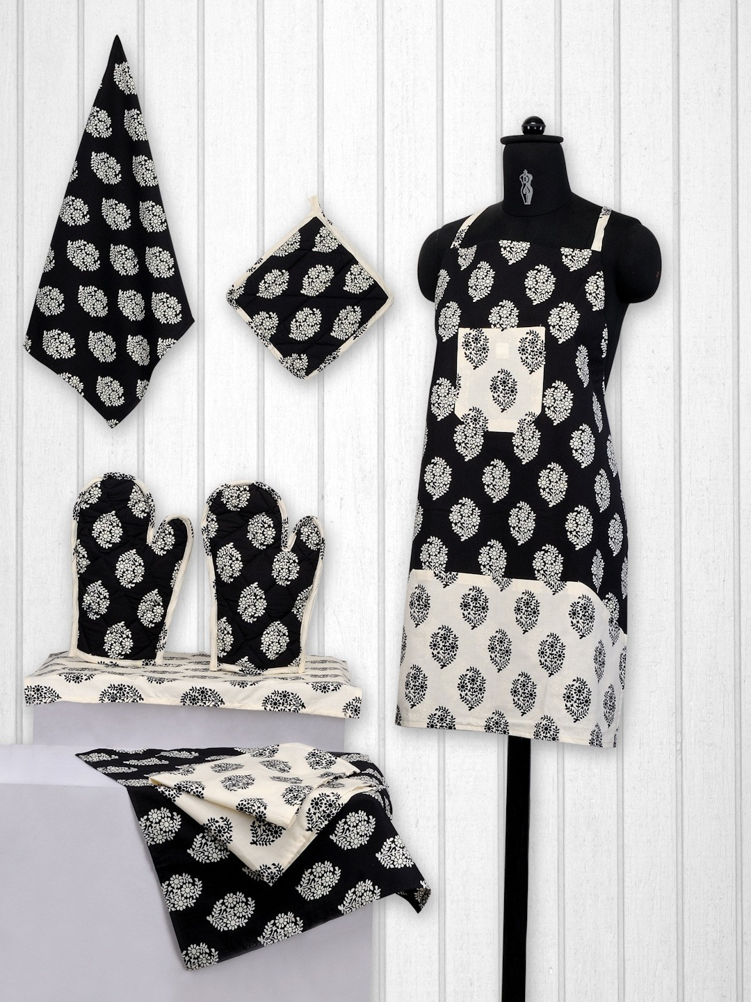 SWAYAM Unisex Set of 8 Black & Off-White Cotton Printed Kitchen Linen Set