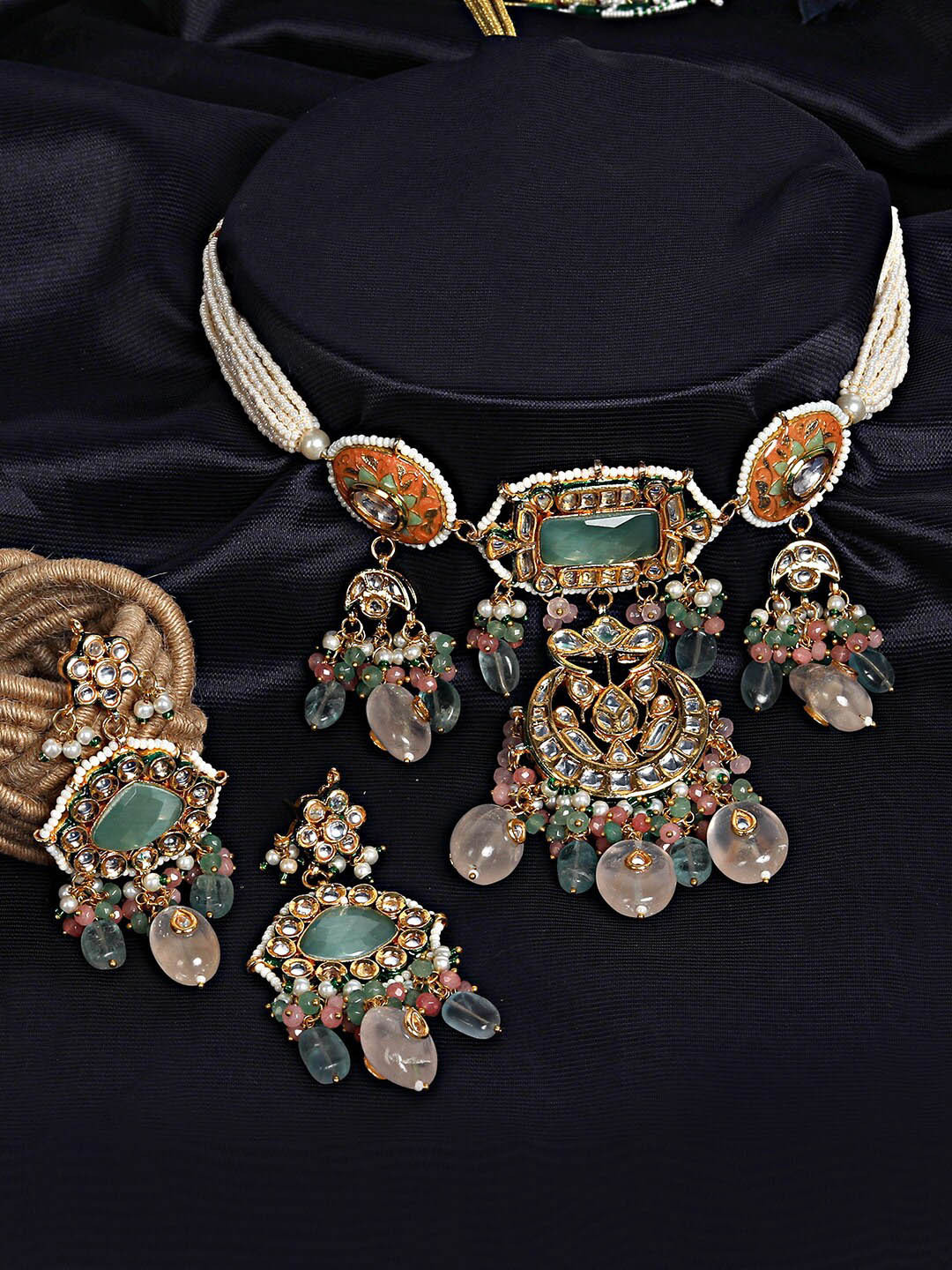 AURAA TRENDS Gold Plated Kundan-Studded & Beaded Jewellery Set