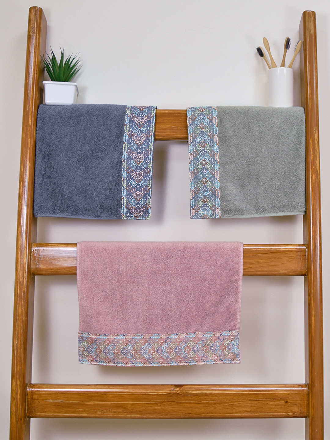 RANGOLI Pack of 3 Solid 550 GSM 100% Cotton Hand Towels With Lace