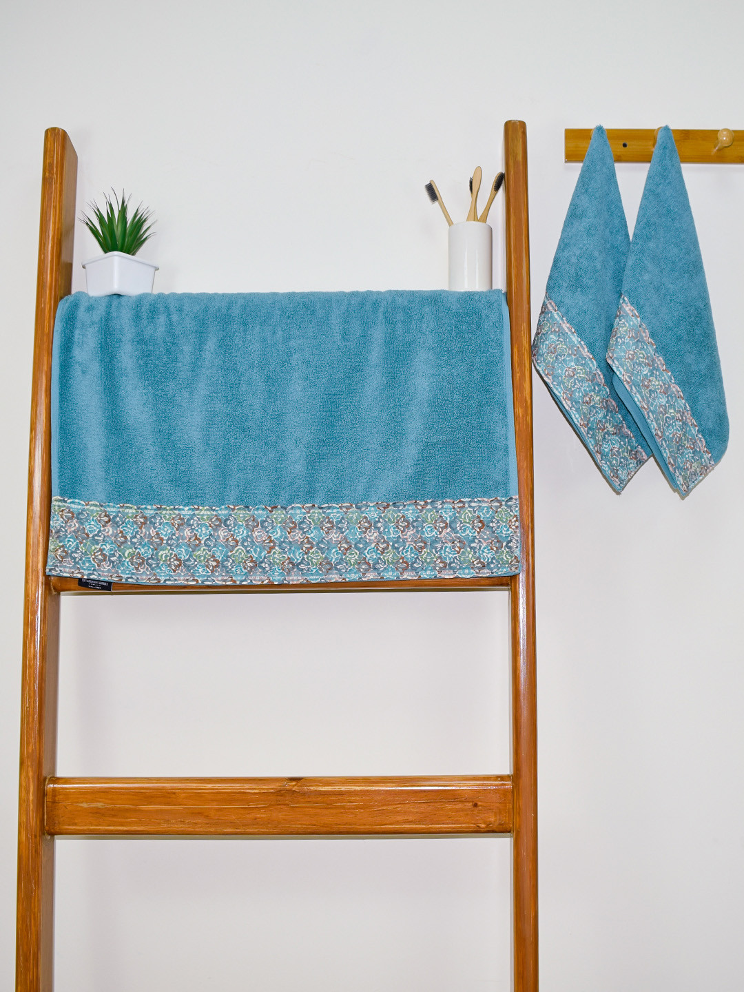 RANGOLI Set Of 3 Blue 500 GSM Pure Cotton Lace Towel Set
