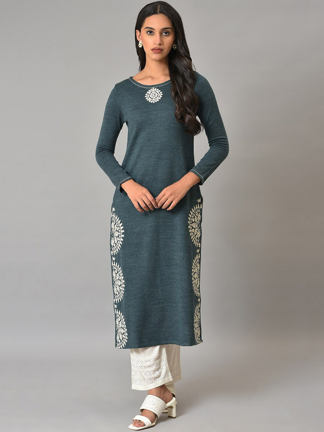 W Thread Work Round Neck Acrylic Straight Kurta