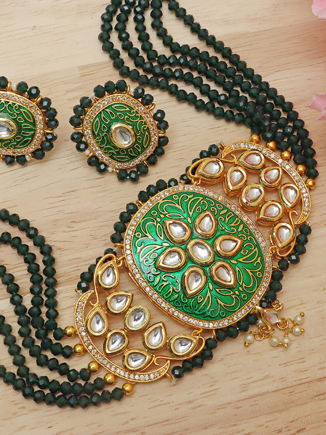 Ozanoo Kundan Meena Golden Choker Jewellery Set