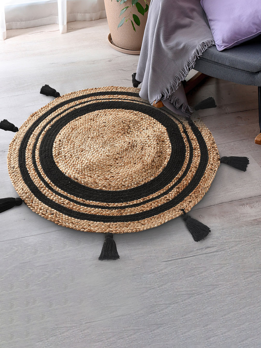 SASHAA WORLD Tan and Black Jute Braided Round Floor Mat