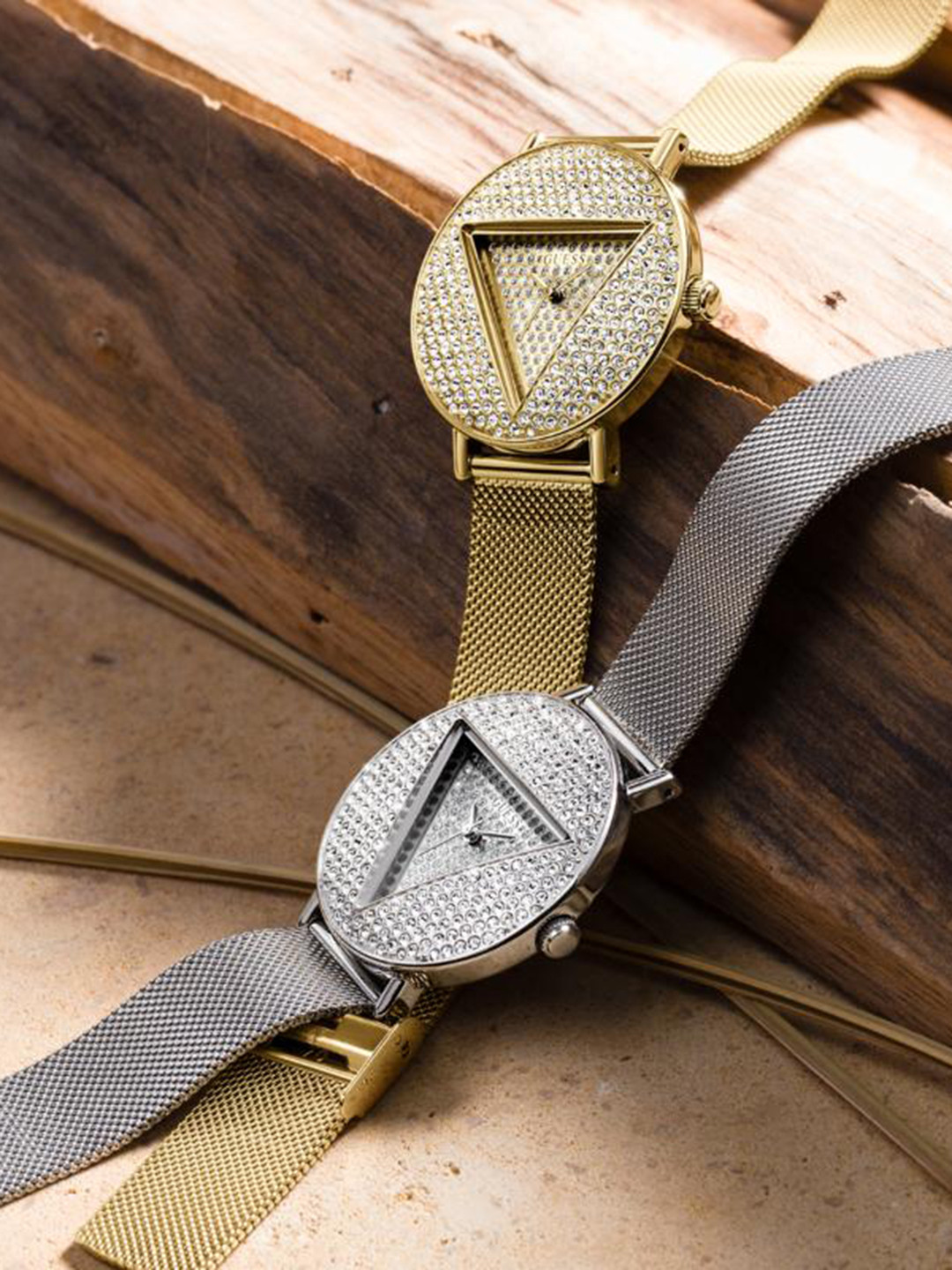 GUESS Women Embellished Dial & Bracelet Style Straps Analogue Watch GW0477L2