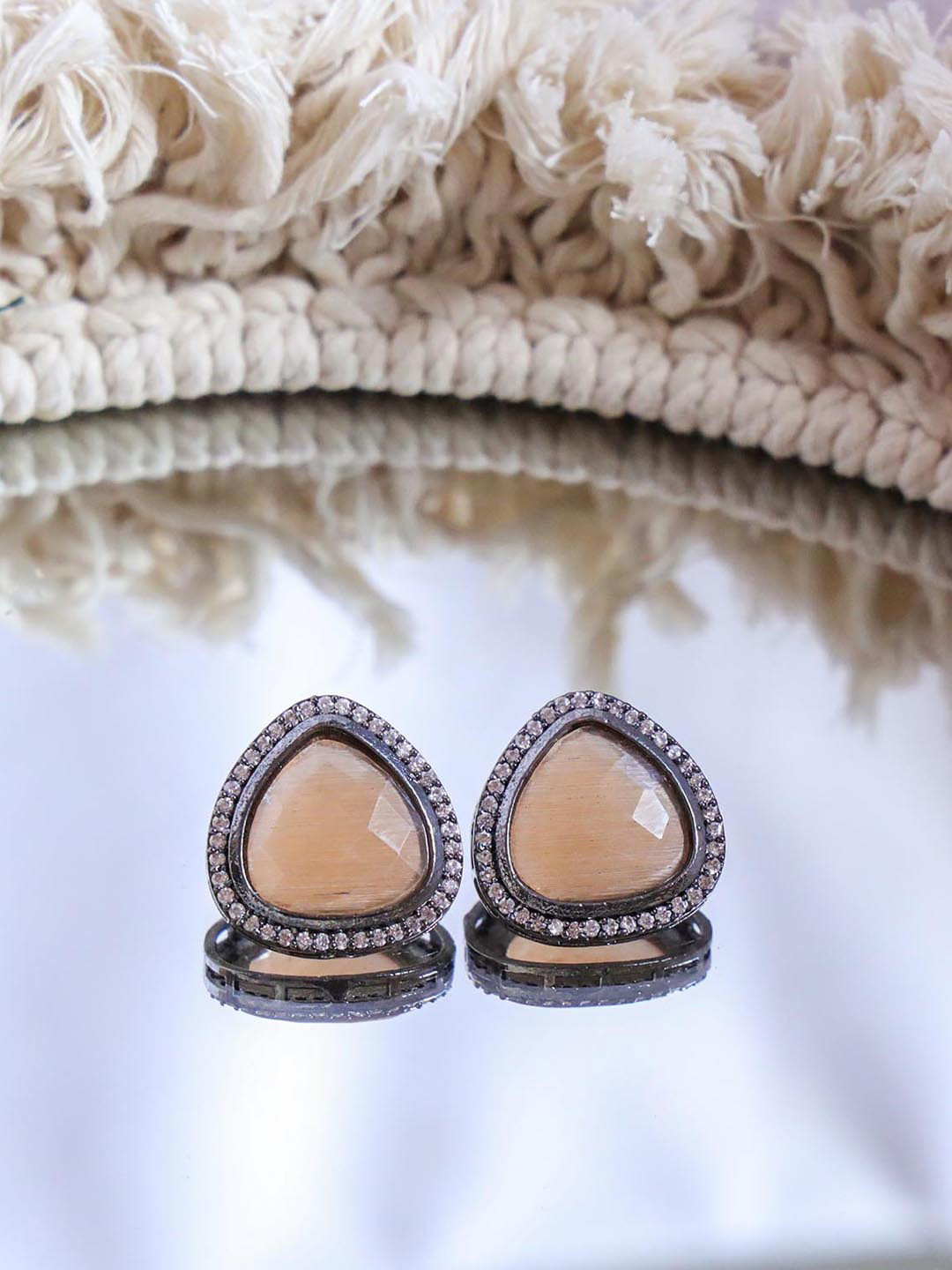 Ozanoo Classic Studs Earrings