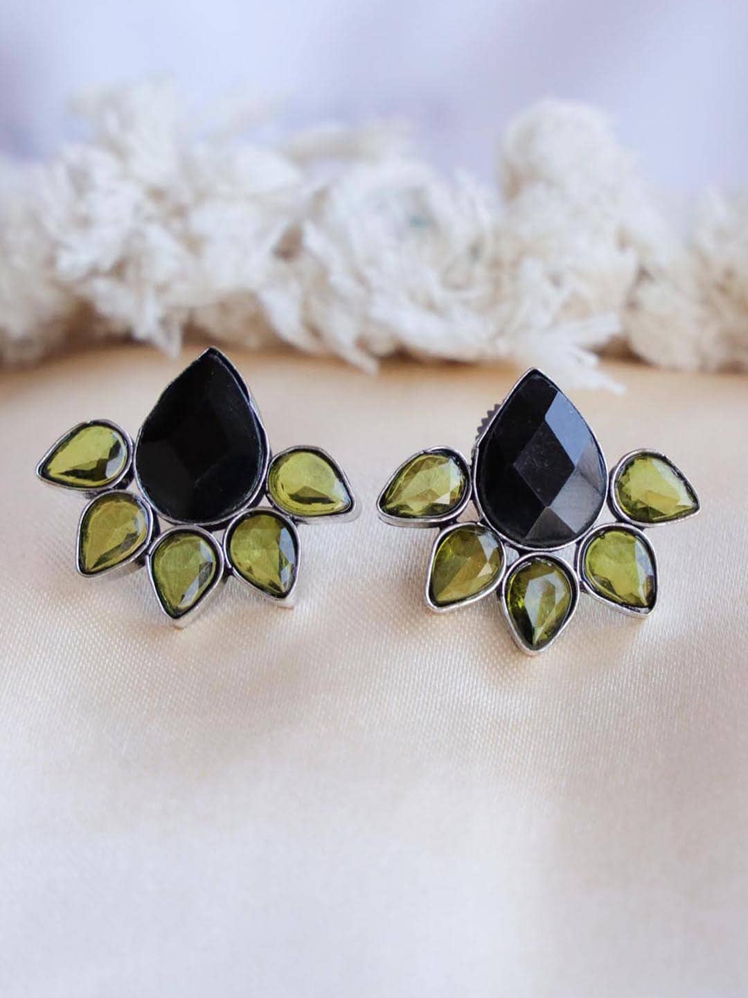 Ozanoo Classic Silver-Plated Studs Earrings