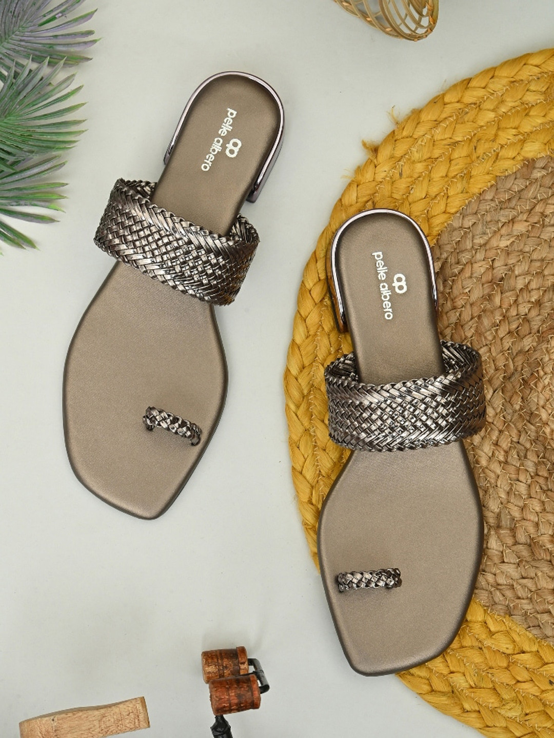 pelle albero Women Woven Design One Toe Flats