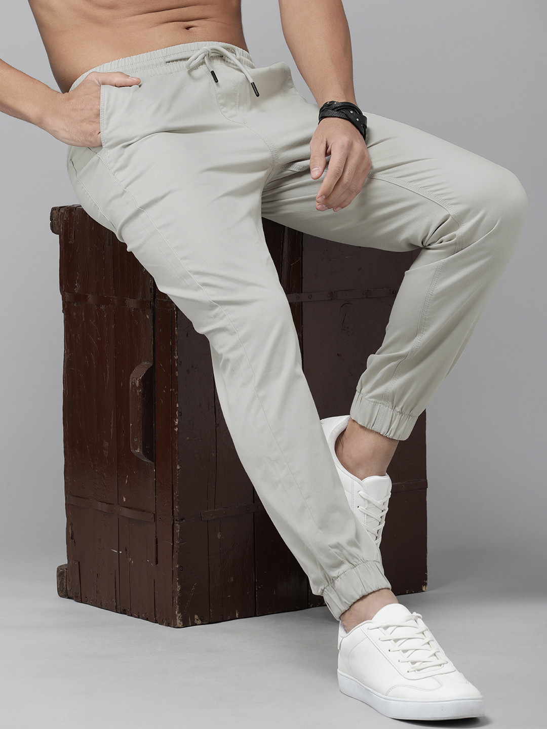 The Roadster Lifestyle Co. Men Regular Fit Solid Pleated Joggers
