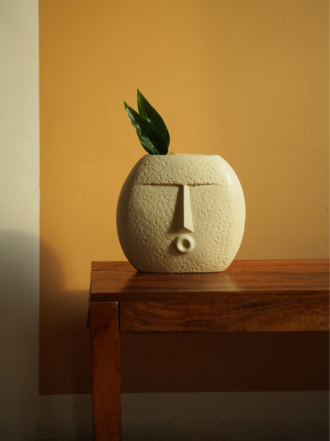 PUREZENTO Beige Blowing Kiss Face Shaped Ceramic Flower Vase