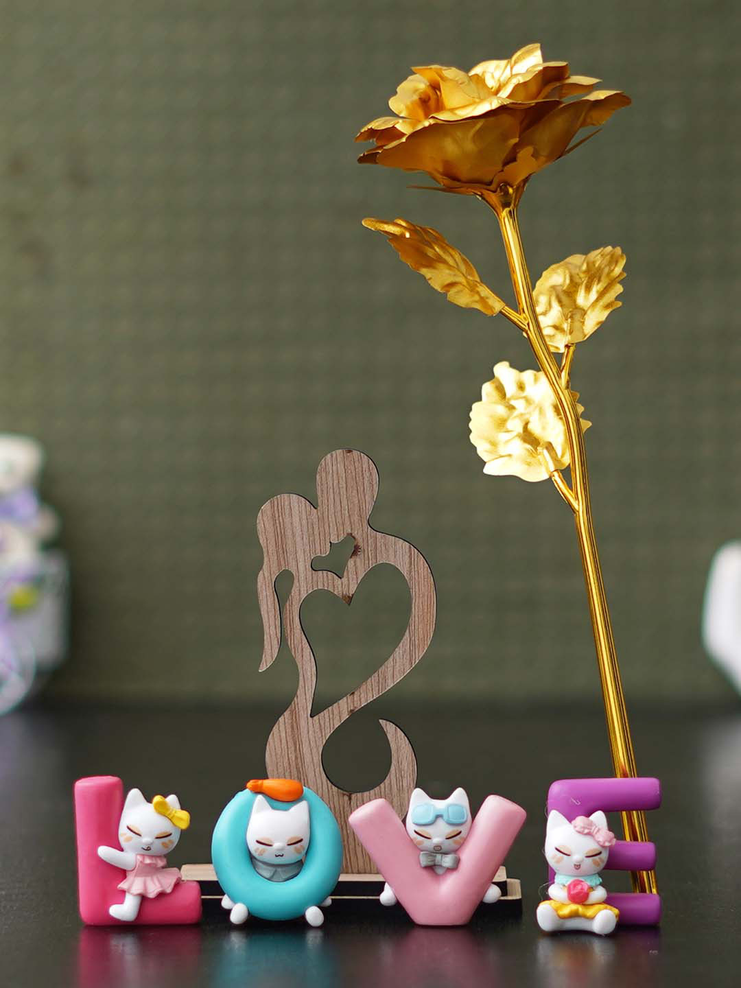 eCraftIndia Golden Rose Couple Kissing Showpiece & Love Figurine Set