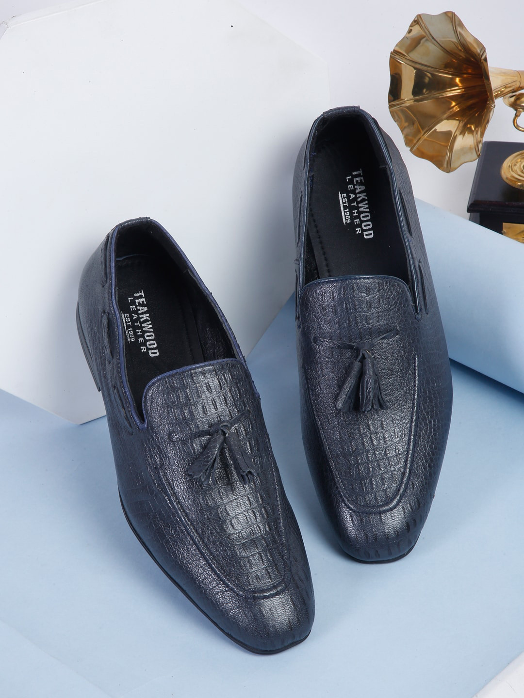 Teakwood Leathers Men Textured Lightweight Leather Tassel Loafers