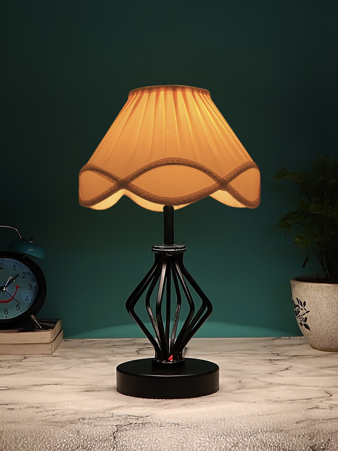 Devansh Vintage Off White & Black Textured Table Lamp With Shade