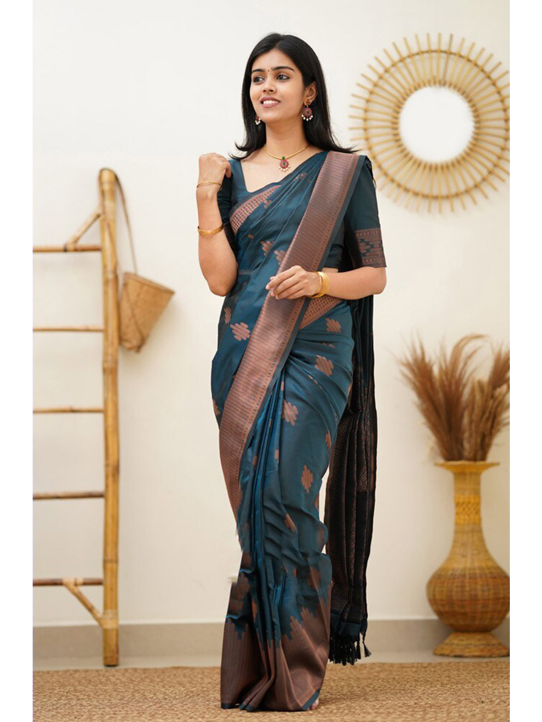 AVANTIKA FASHION Ethnic Motif Woven Design Zari Kanjeevaram Saree