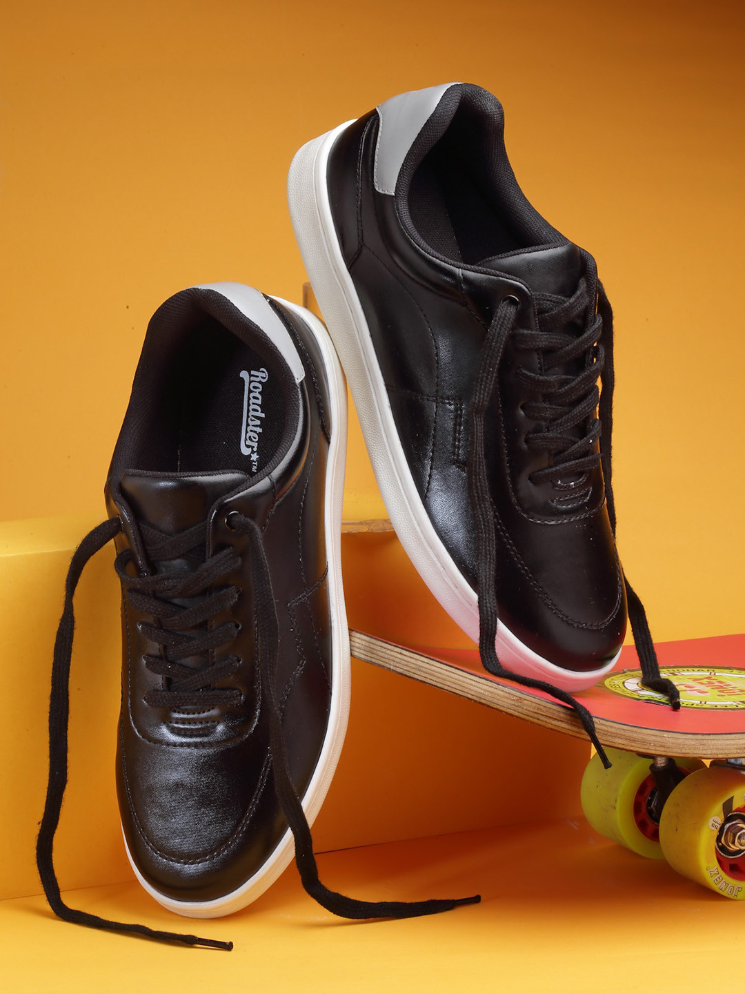 The Roadster Co. Men Contrast Sole Lace-Up Sneakers