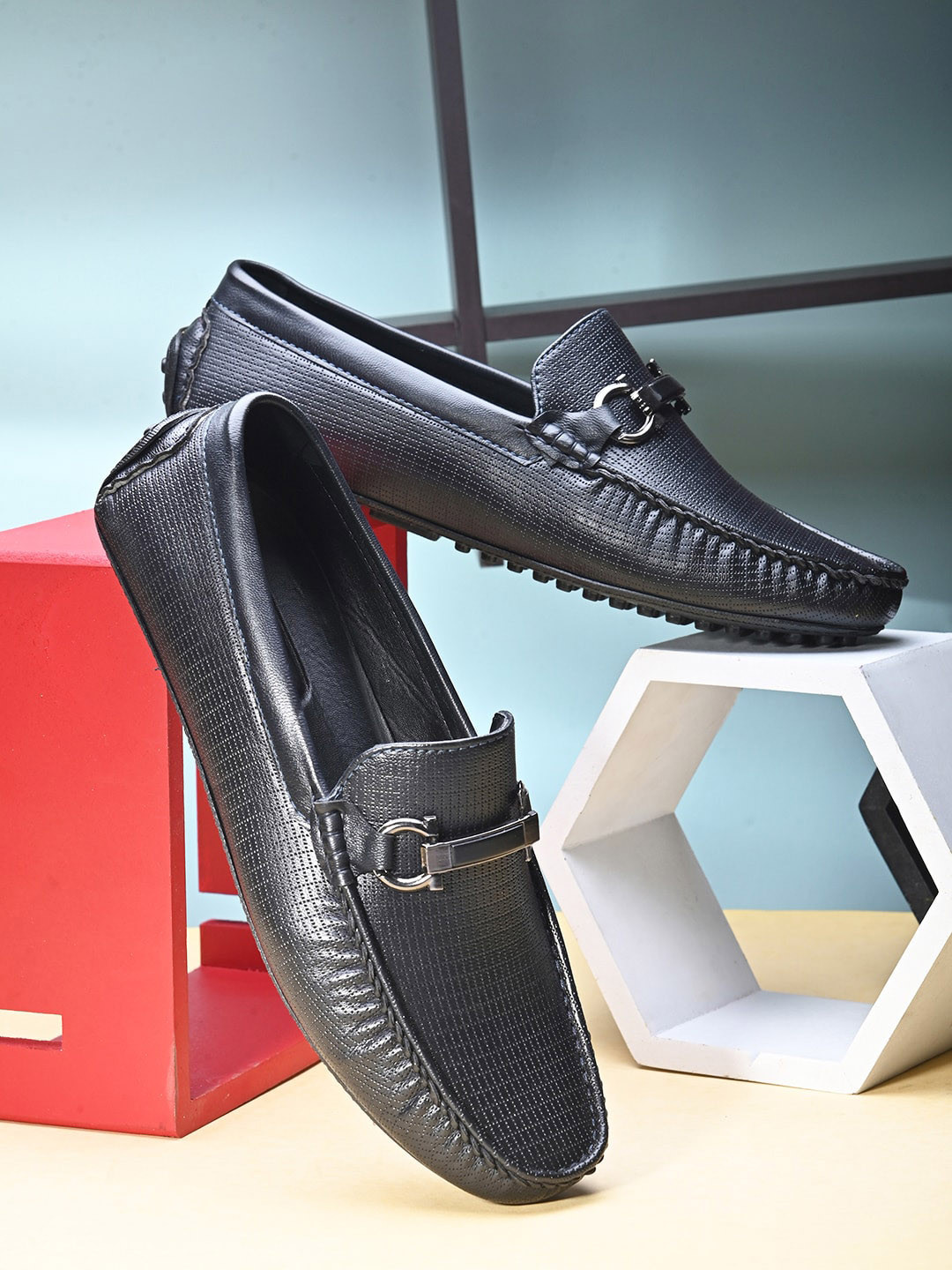 birgos Men Textured Horsebit Driving Loafers