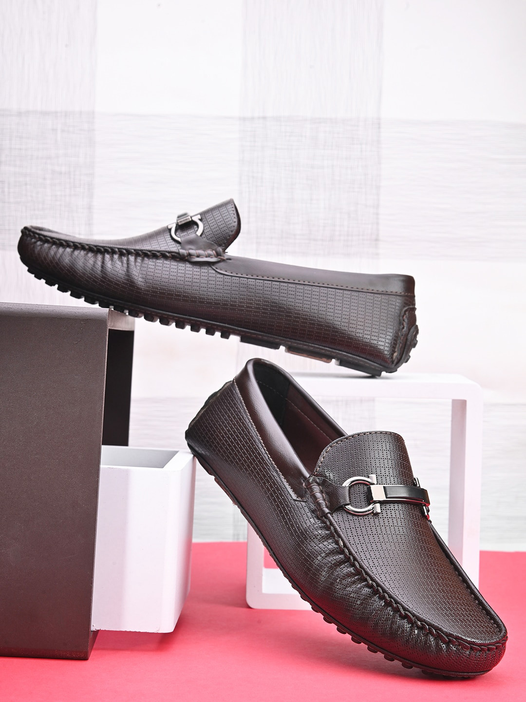 birgos Men Textured Horsebit Driving Shoes