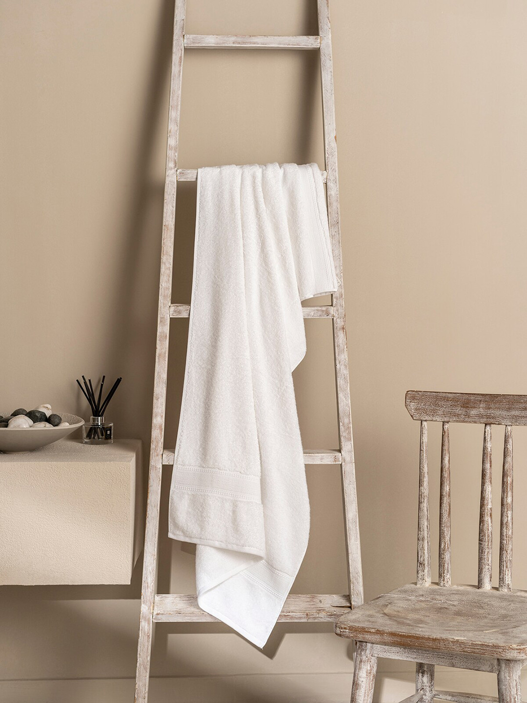 DDecor Live Beautiful White 650 GSM Bath Towel
