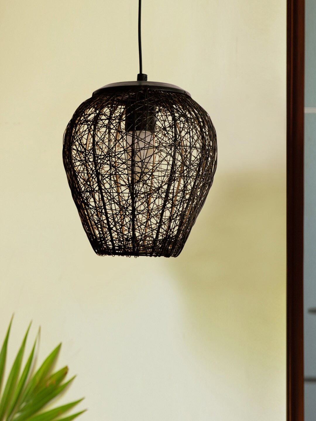 ExclusiveLane Glamorous Mesh Black Textured Iron Pendant Lamp