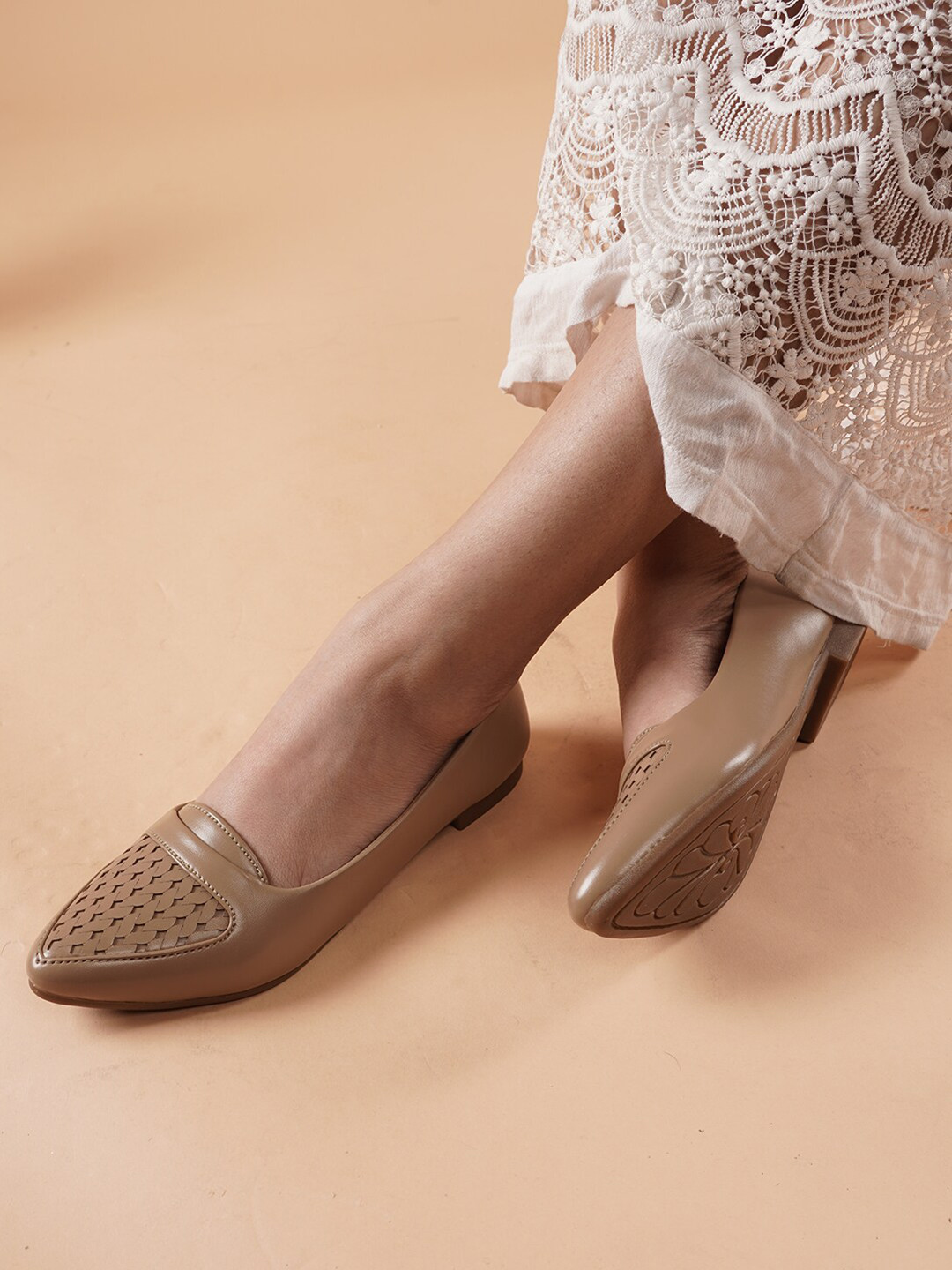 DressBerry Laser Cut Pointed Toe Ballerinas