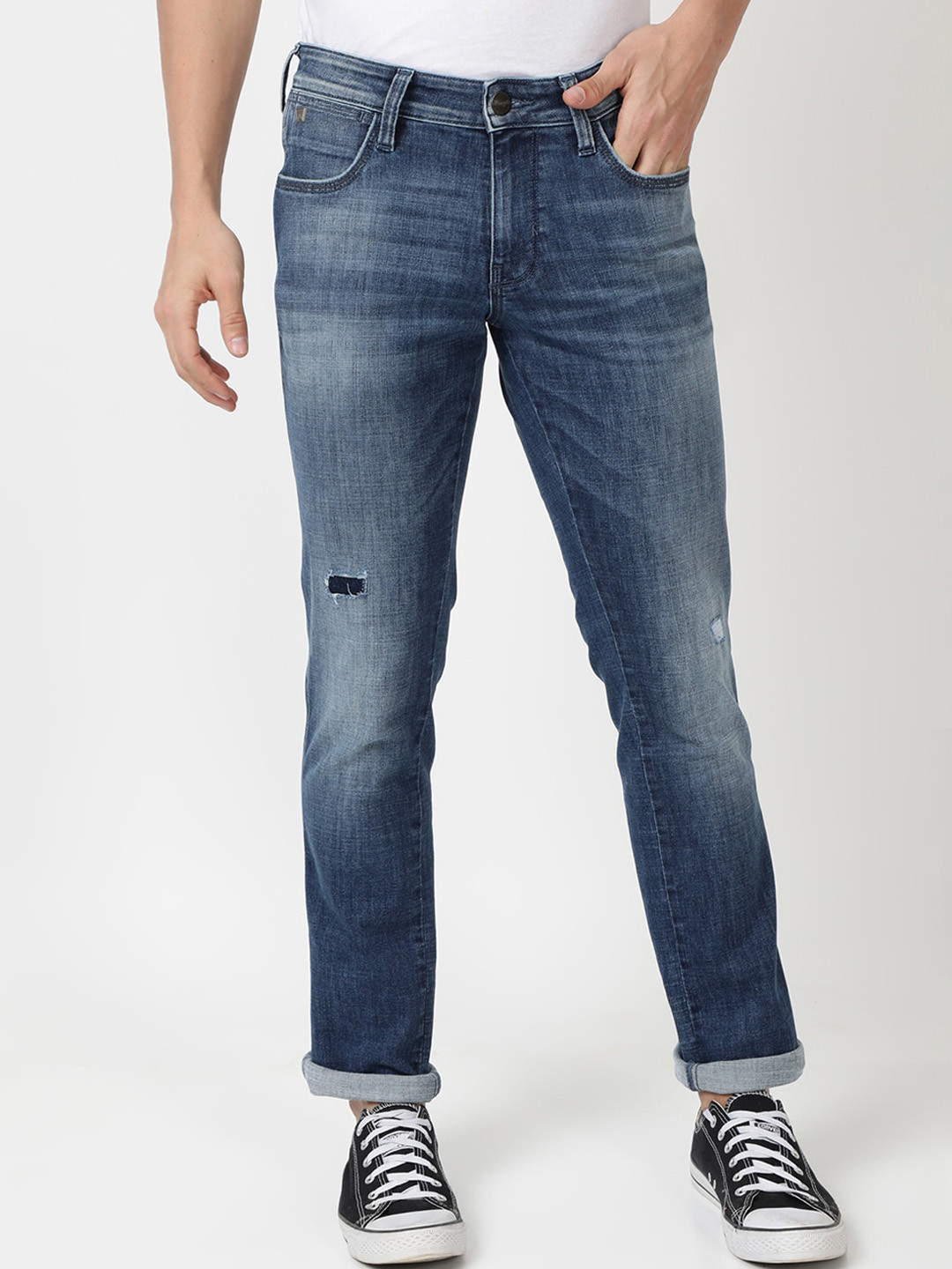 Wrangler Men Skanders Slim Fit Low-Rise Mildly Distressed Heavy Fade Cotton Jeans