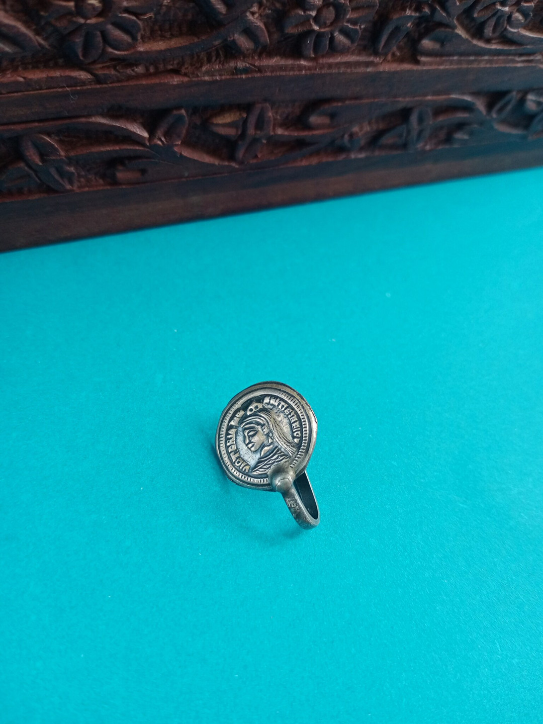 FIROZA Silver Queen Victoria Coin Clip-On Nosepin