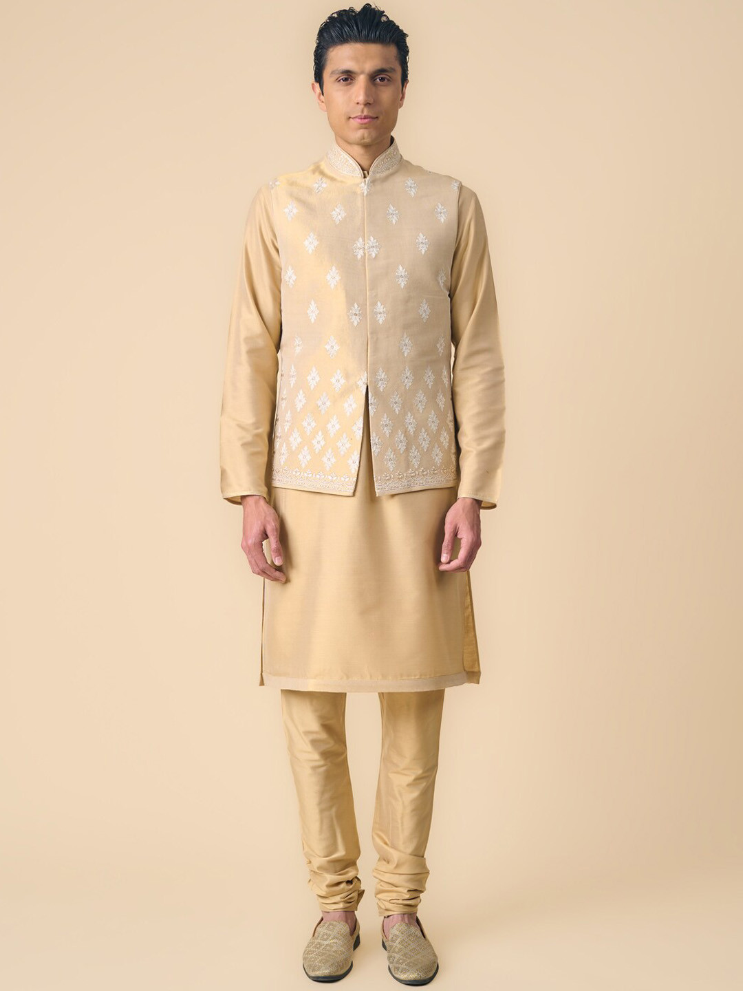 Tasva Men Kurta with Pyjama And Embroidered Nehru Jacket