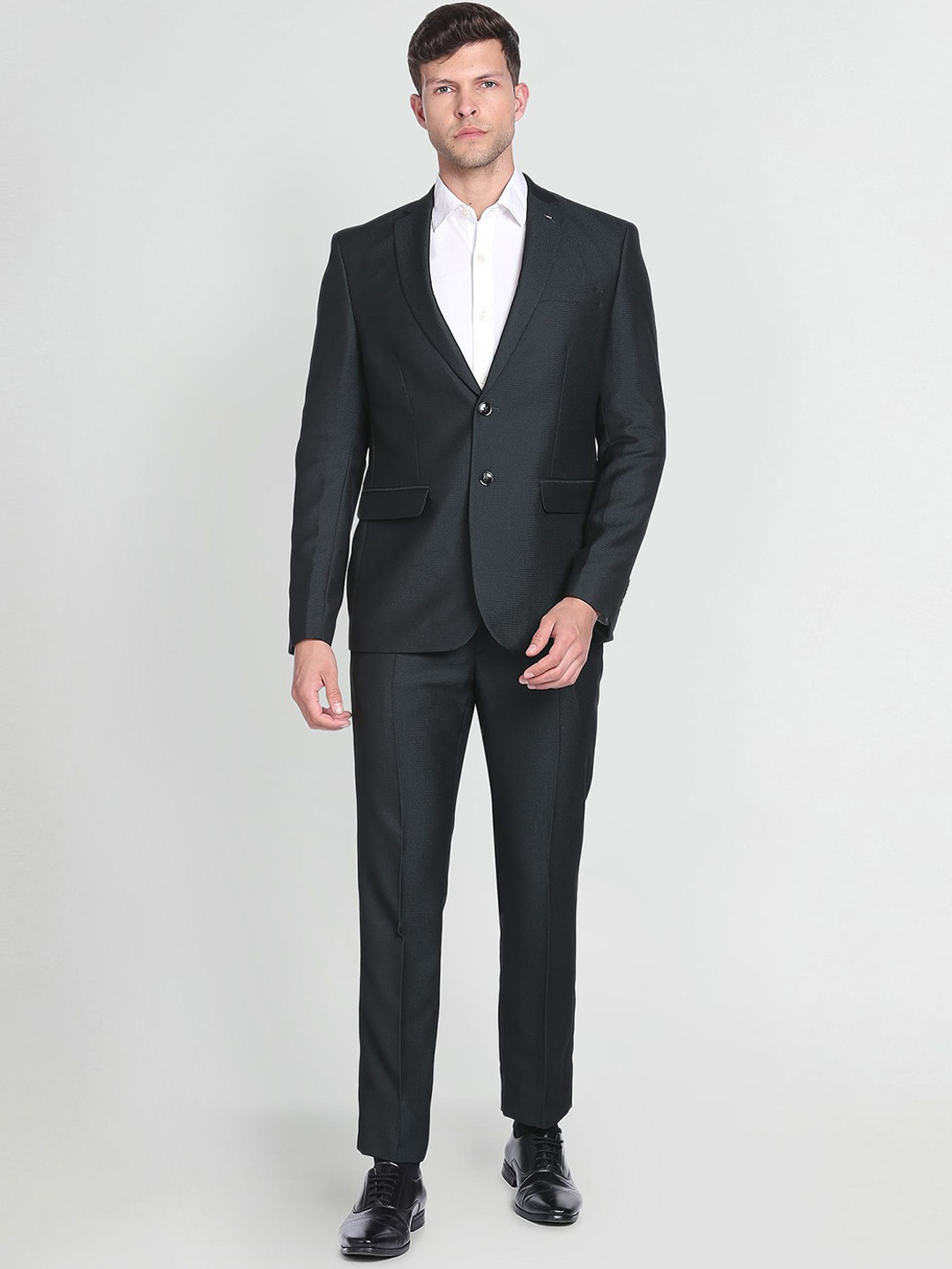 Arrow Men Two-Piece Self-Design Single-Breasted Suit