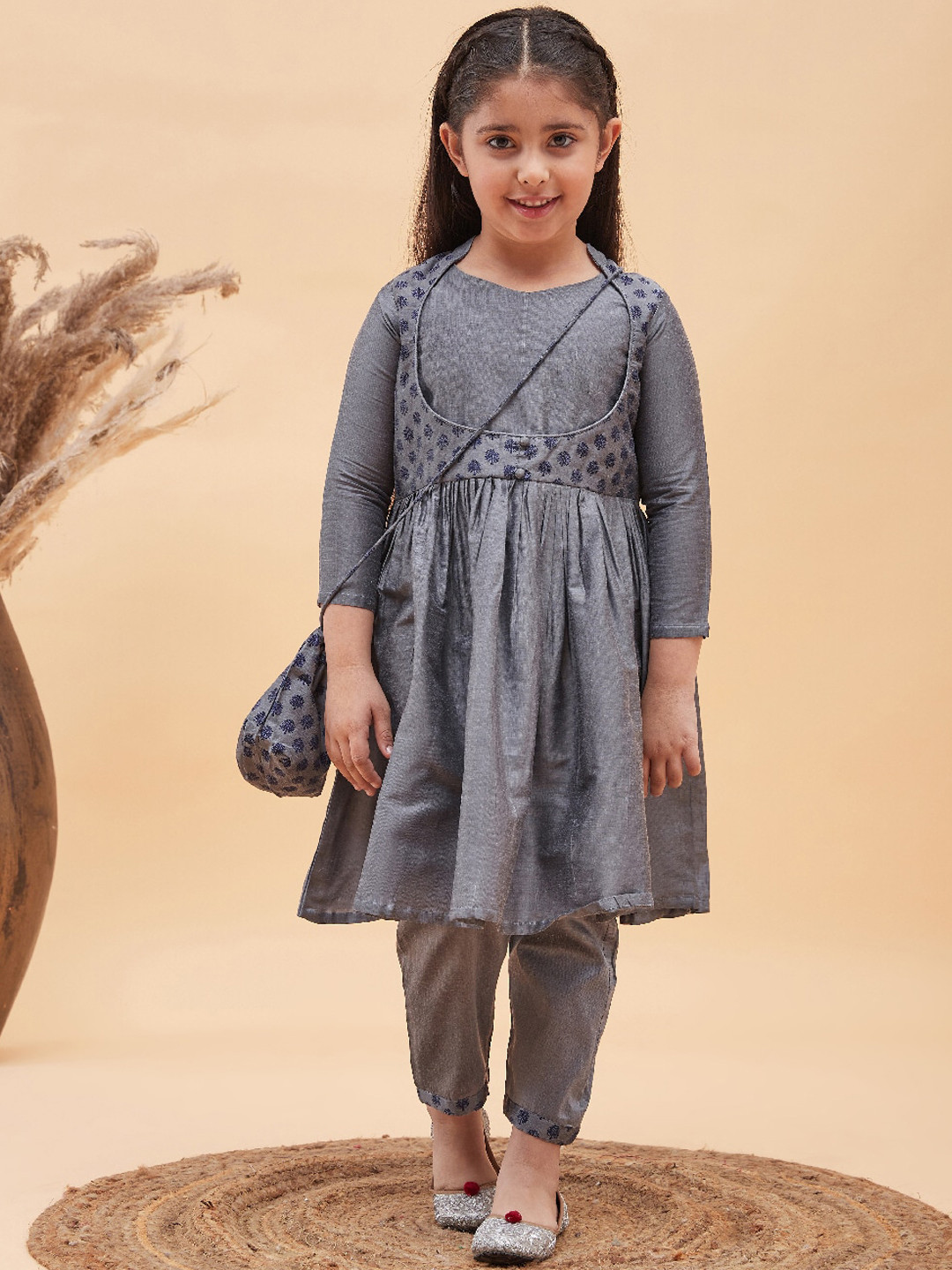 VASTRAMAY Girls Floral Printed Pleated Anarkali Kurta with Pyjamas & Potli Bag