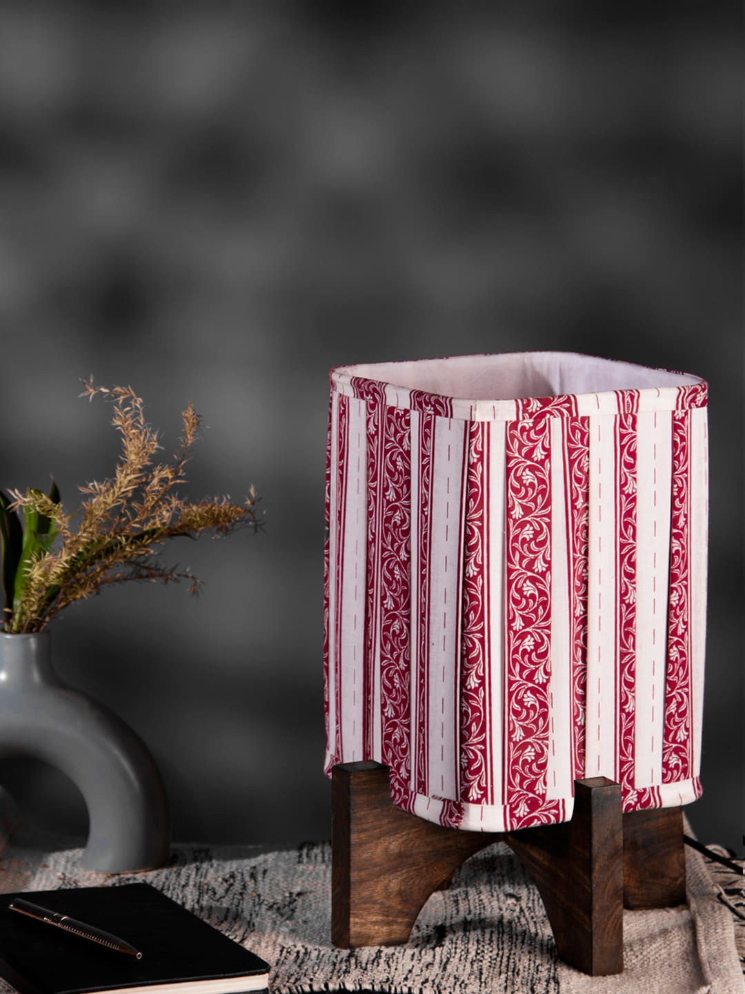 green girgit White & Red Printed Wooden Table Lamp With Shade