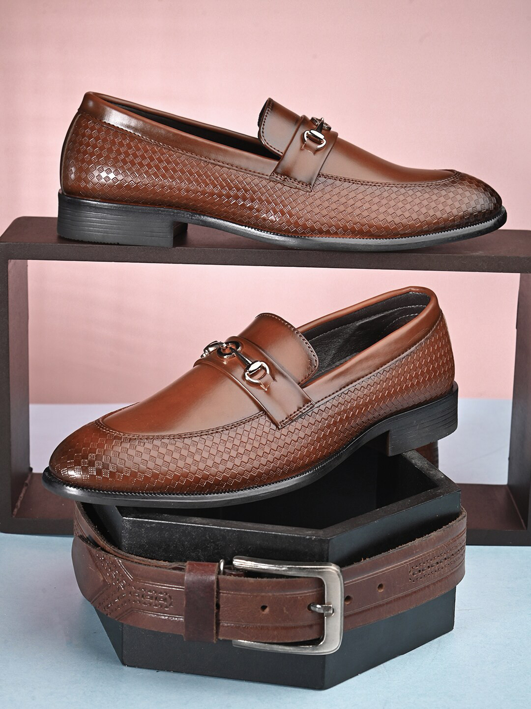INVICTUS Men Textured Formal Loafers