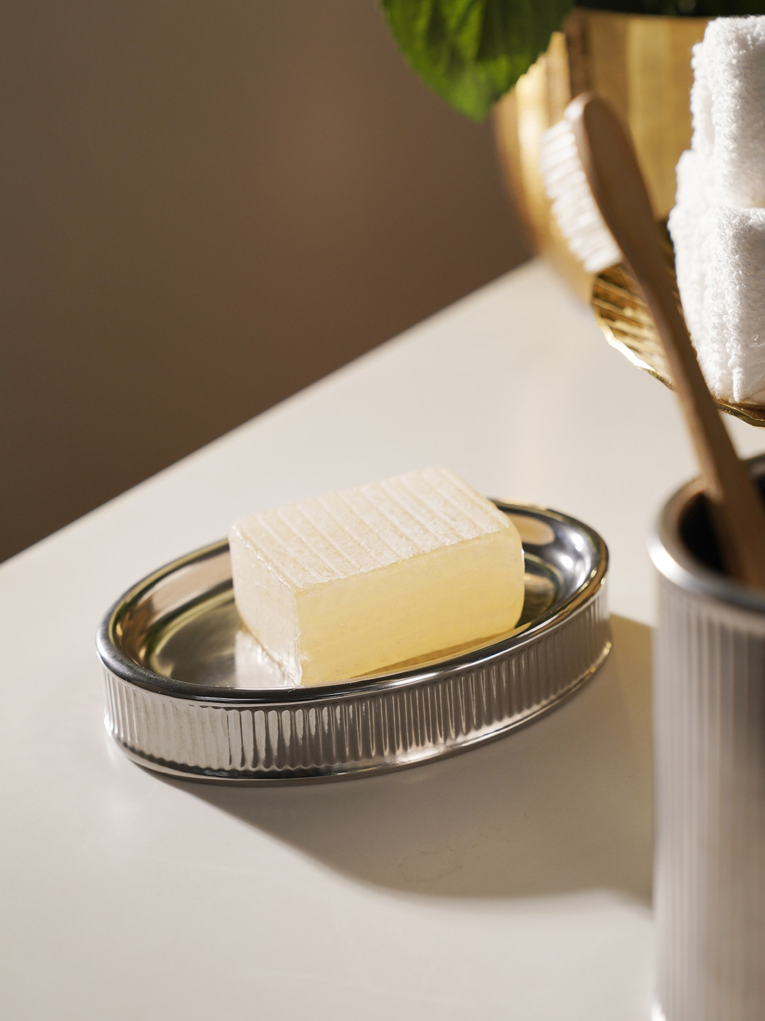 Pure Home and Living Silver-Toned Chrome Ribbed Porcelain Soap Dish