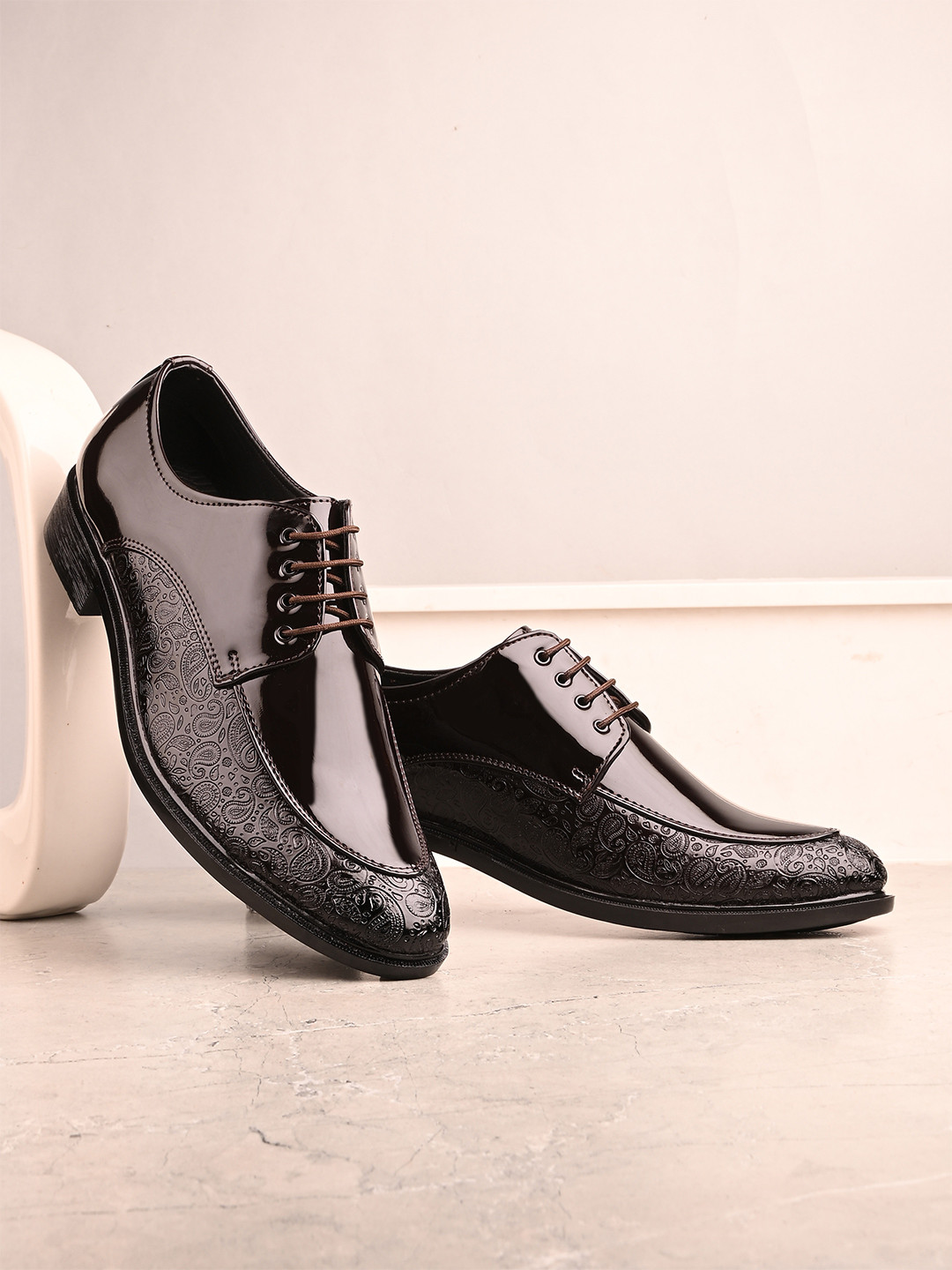 INVICTUS Men Textured Formal Derbys