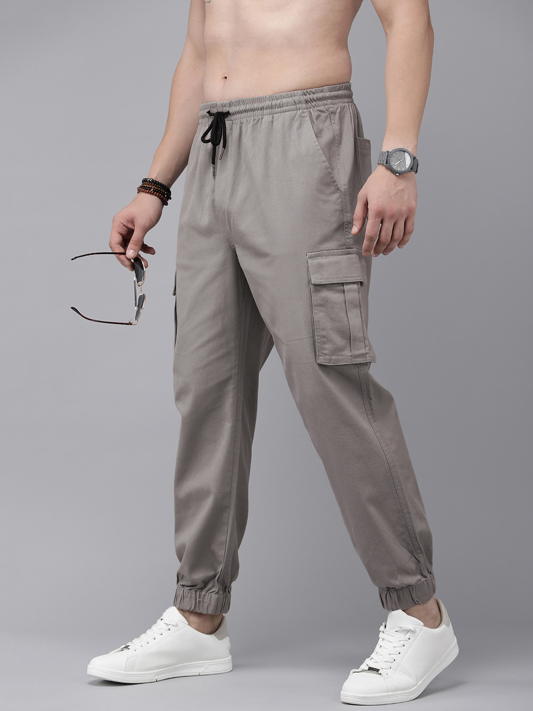 Roadster Men Solid Relaxed Fit Mid-Rise Plain Woven Flat-Front Jogger Style Cargos