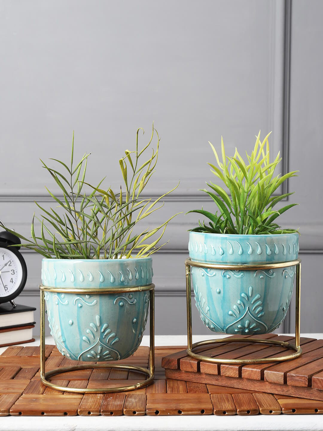 MIAH Decor 2 Pcs Teal Blue & Gold-Toned Embossed Planters With Stand