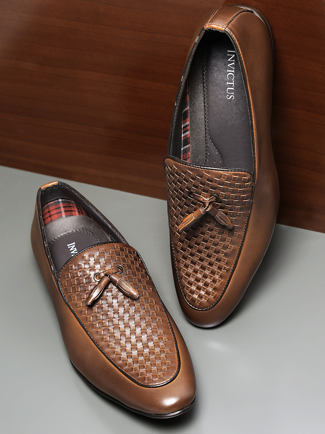 INVICTUS Men Brown Basketweave-Textured Semiformal Loafers