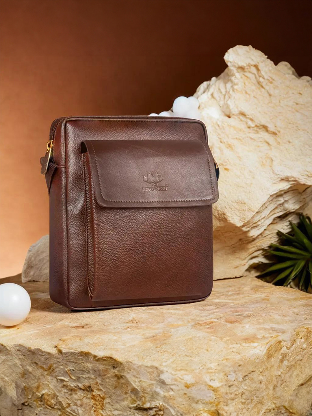 THE CLOWNFISH Empress Structured Sling Bag
