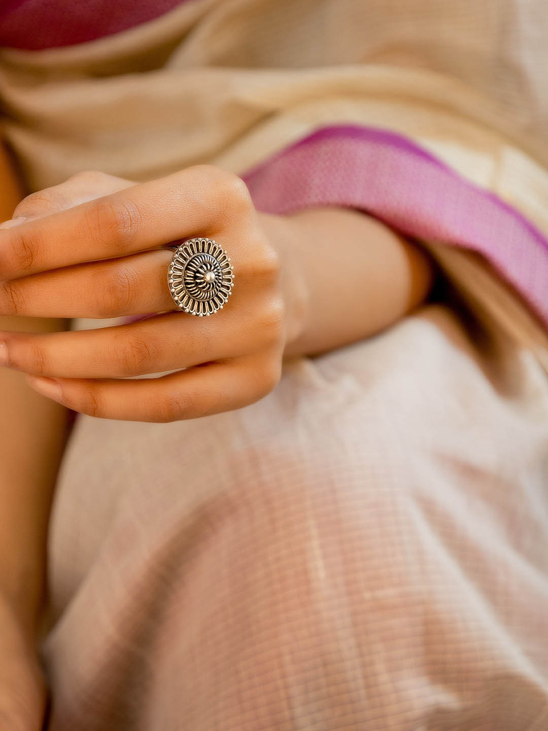 Shyle 925 Sterling Silver Oxidised Motif Sequence Classic Finger Ring