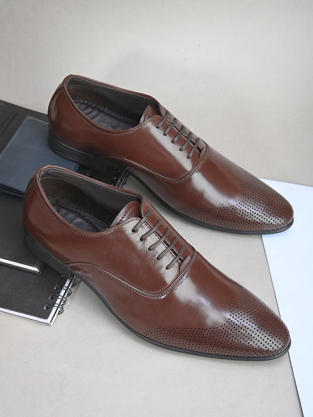 INVICTUS Men Textured Round Toe Formal Brogues