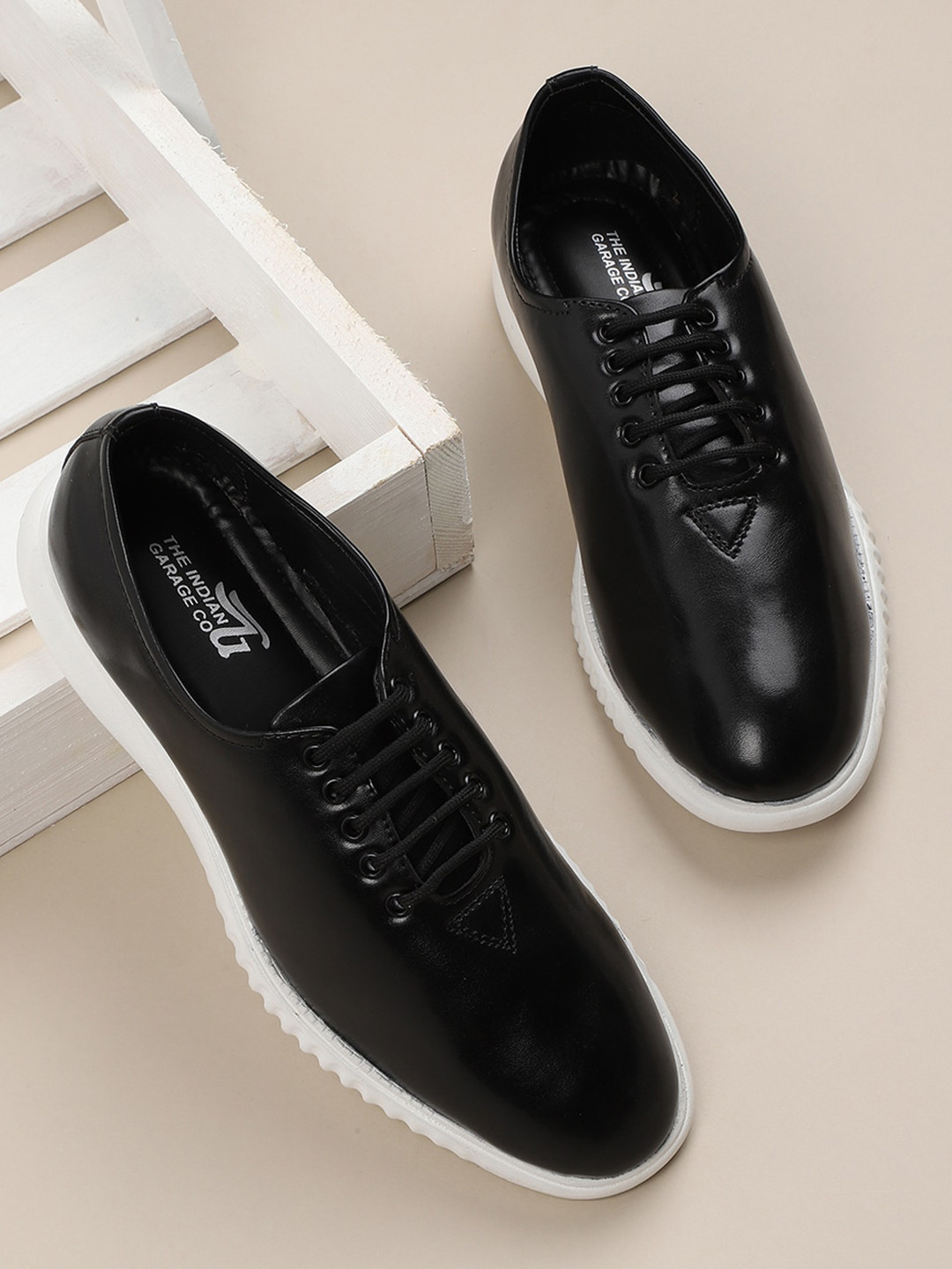The Indian Garage Co Men Contrast Sole Sneakers
