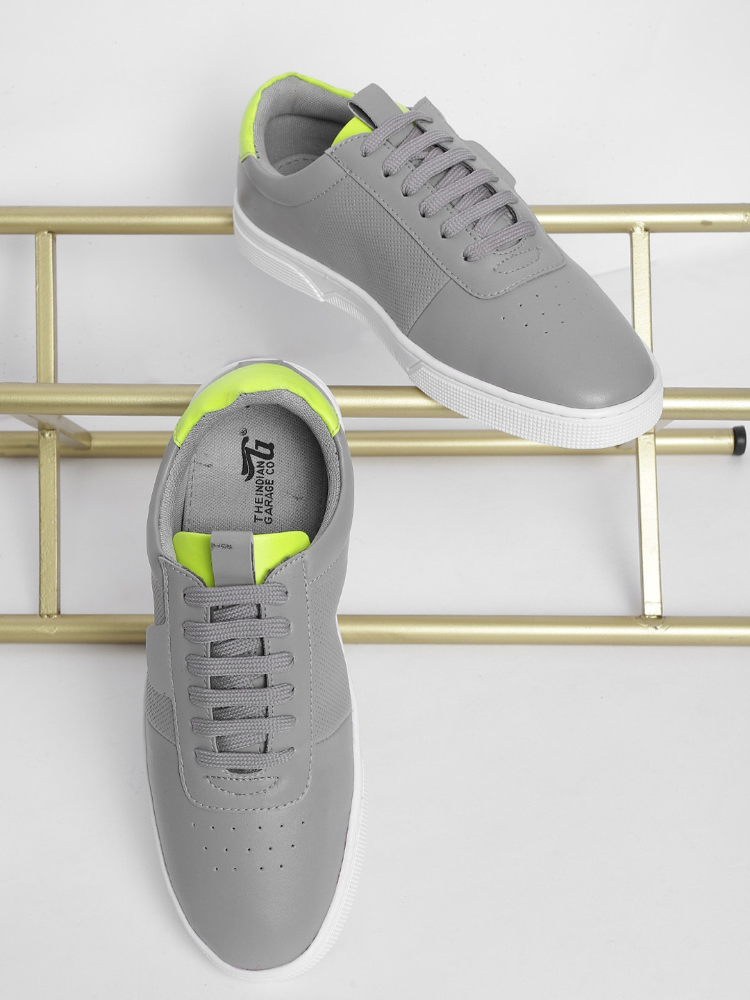 The Indian Garage Co Men Textured Contrast Sole Sneakers