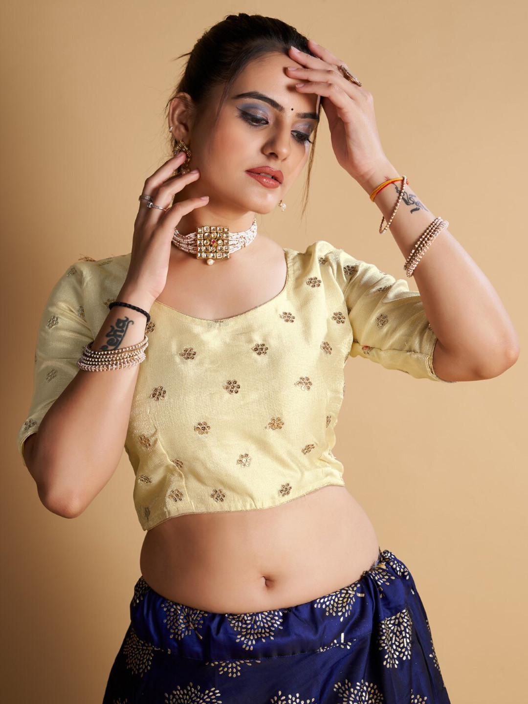 VISHNU WEAVES Embroidered Sweetheart Neck Padded Blouse