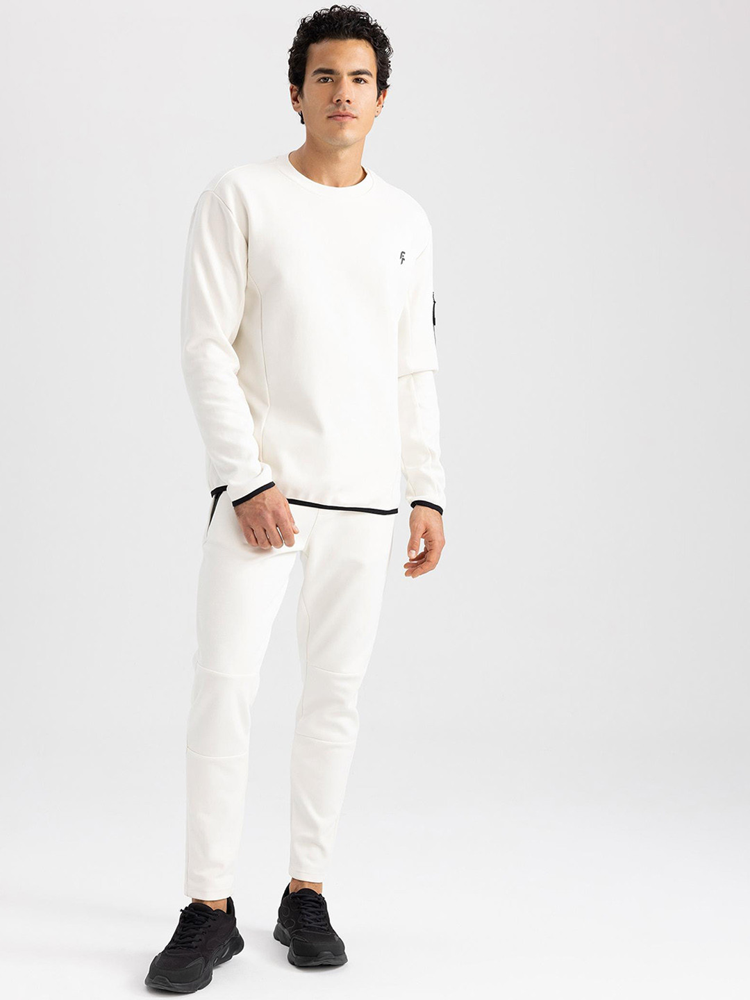 DeFacto Men Regular Fit Mid-Rise Trousers