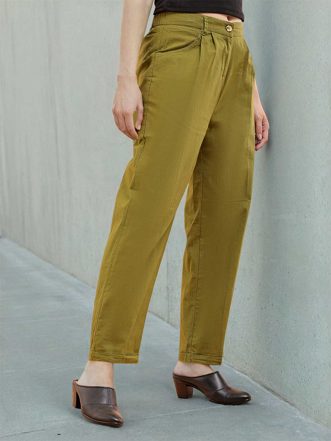 Freehand by The Indian Garage Co Women Cotton Mid-Rise Pleated Plain Trousers