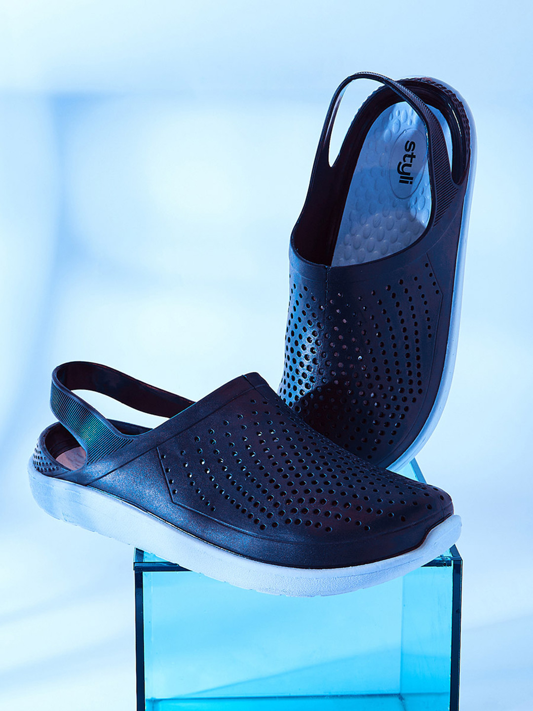 Styli Men Sling Back Closed Toe Clogs