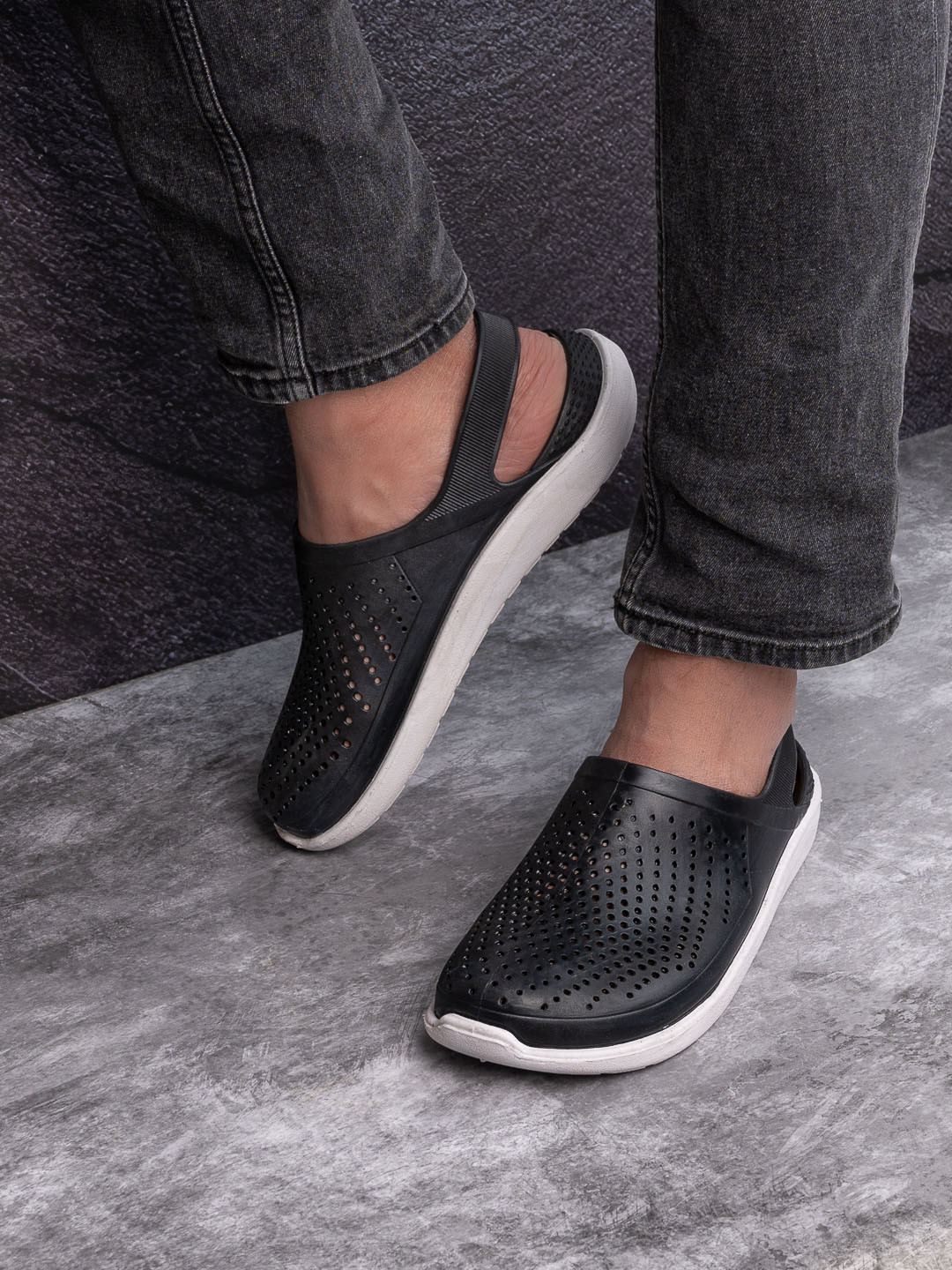 Styli Men Sling Back Closed Toe Clogs