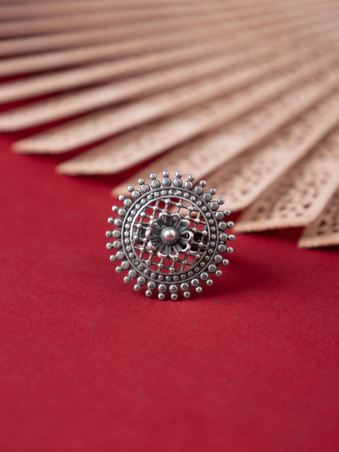 Shyle 925 Sterling Silver Flower Shaped Embossed Jali Finger Ring