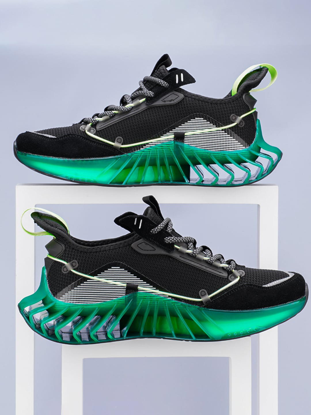 Atom Men Striped Contrast Sole Sneakers