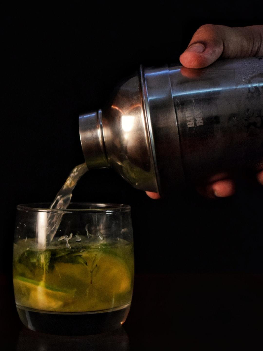 BAR BOX Stainless Steel Cocktail 25 Oz Martini Shaker Built-in Strainer -750ml