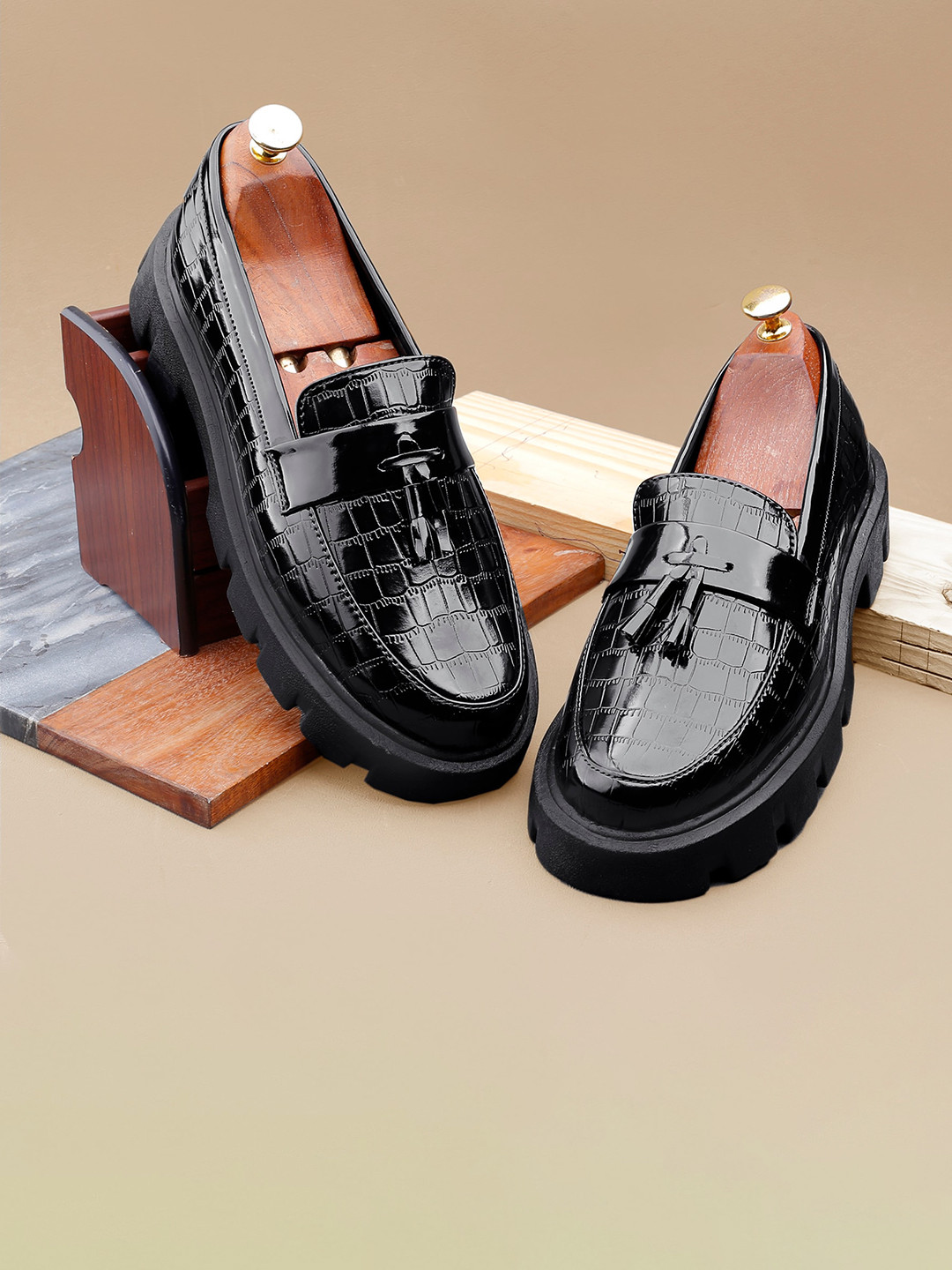Bxxy Men Textured Heeled Tassel Loafers