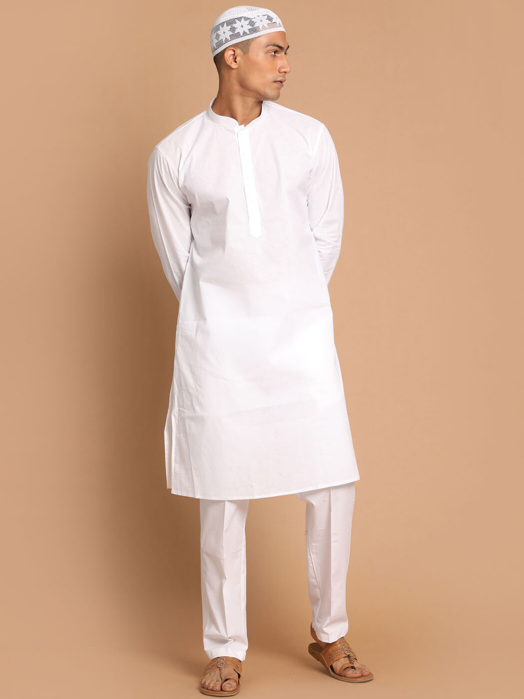 VASTRAMAY Mandarin Collar Kurta With Pyjamas And Cap